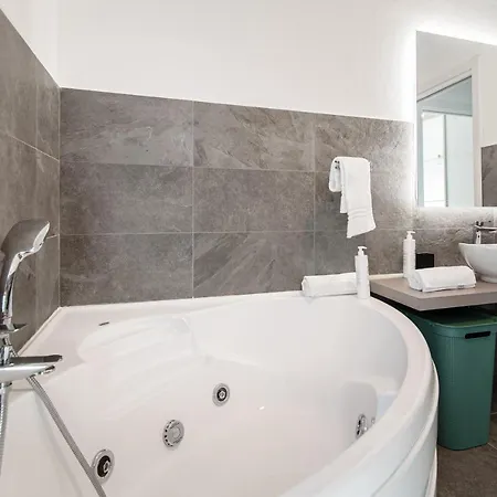 Friends - By Myhomeincomo Appartement