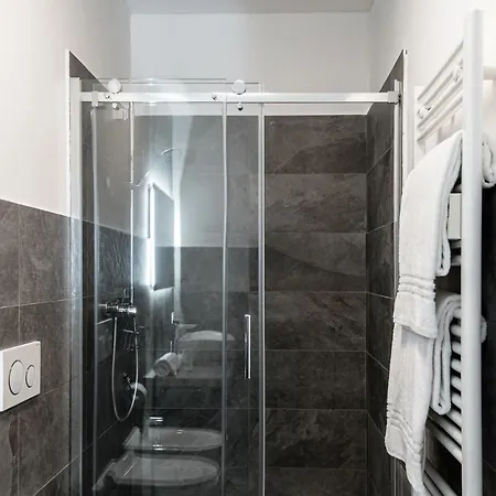 Friends - By Myhomeincomo Côme